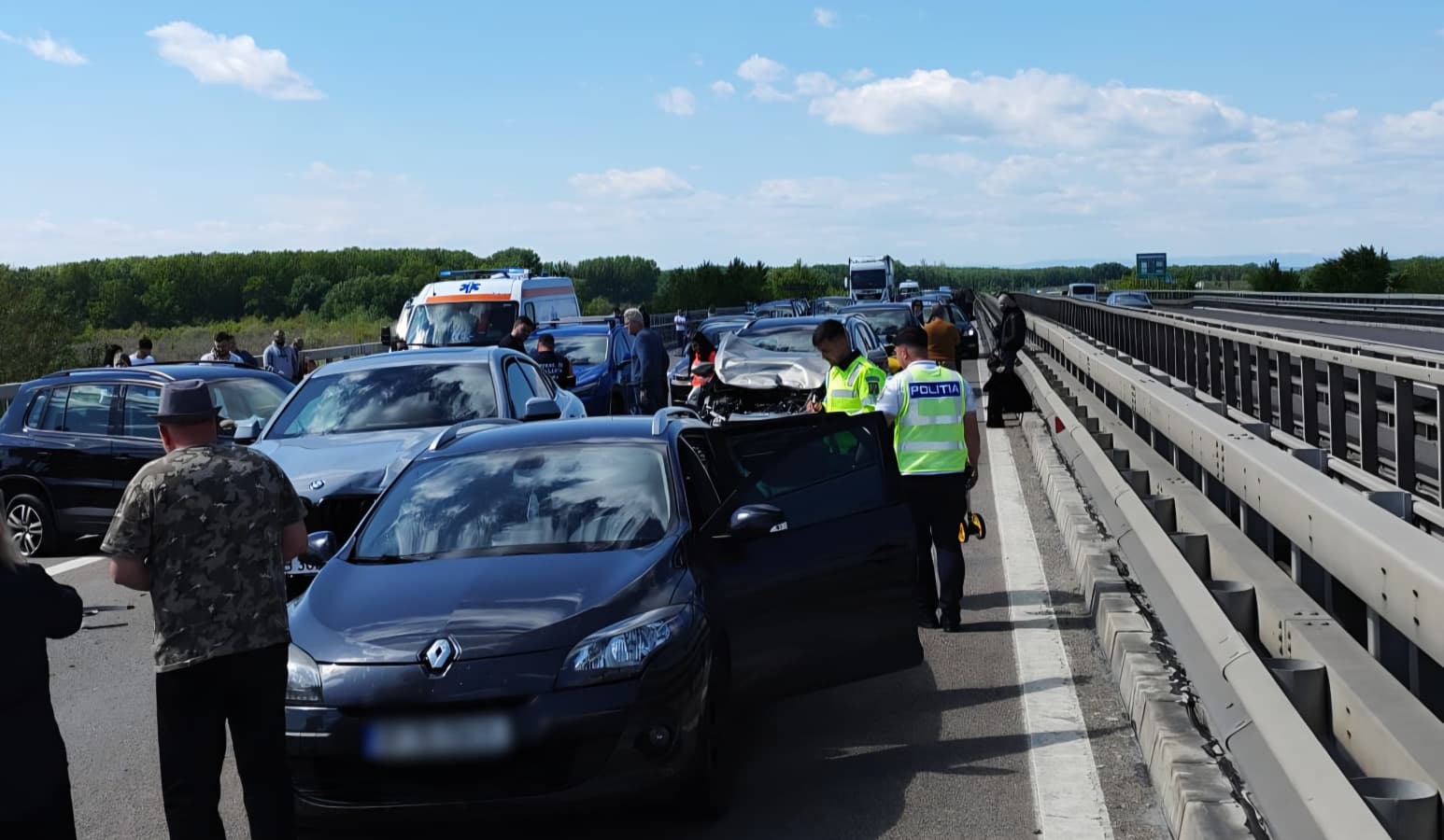 FOTO 📸 UPDATE. Trafic rutier restricționat pe autostrada A3. Șapte autoturisme implicate într-un accident pe sensul de mers către București