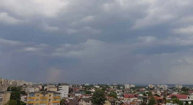 Aproape jumătate din țară, sub cod galben de furtuni. Prognoza de weekend