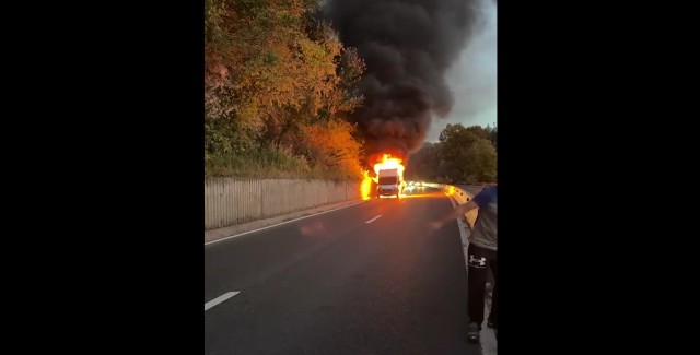 UPDATE. VIDEO 🎦 Trafic blocat pe DN1, la Nistorești, din cauza unei autoutilitare care a luat foc