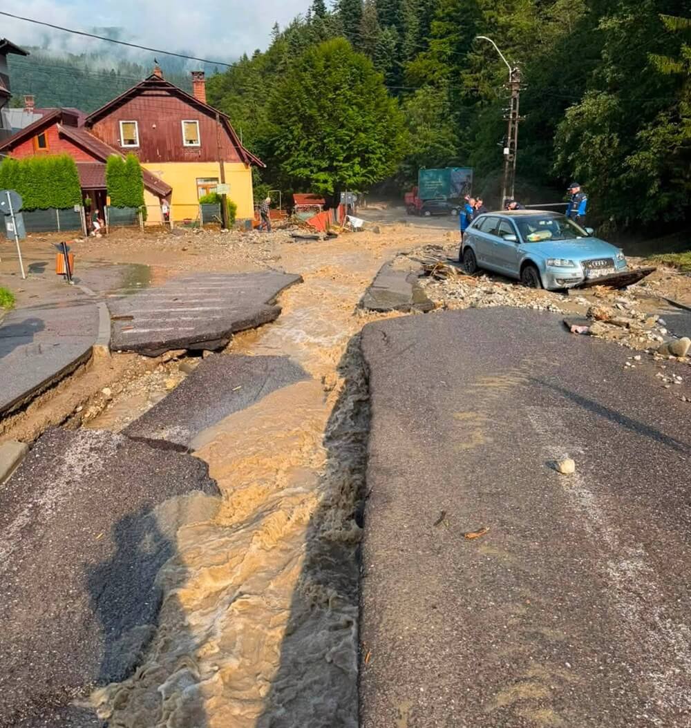 Cod portocaliu de averse și vijelii, luni, în 13 județe și în municipiul București