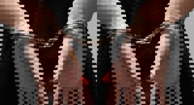 Mama unei fetiţe de 4 ani, care a ajuns la spital cu lovituri la cap, arestată alături de iubitul ei