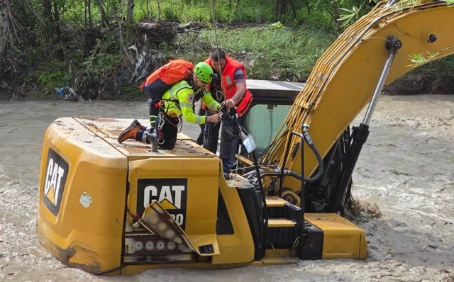 UPDATE. VIDEO 🎦 Un excavator a fost surprins de o viitură, în Buciumeni. Șoferul a fost salvat de un salvamontist din Prahova
