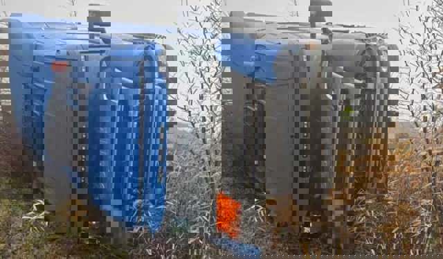 Cisternă încărcată cu GPL a intrat într-un șanț pe DN 26