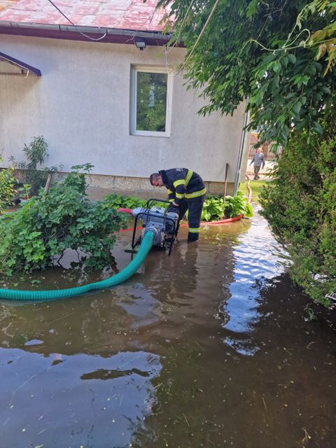 VIDEO 🎦  Echipajele ISU Buzău au intervenit ieri pentru înlăturarea efectelor produse de fenomenele meteorologice. Intervențiile continuă și astăzi