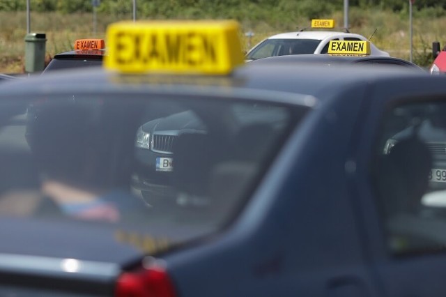 Examen la școala de șoferi. Proba poligonului, reintrodusă printr-un proiect de lege. Obligații pentru trotinetiști   