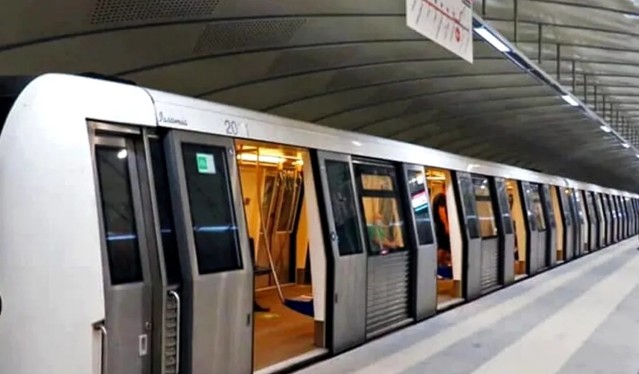  O tânără ar fi căzut pe șine în fața metroului 