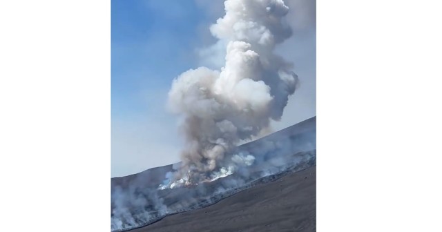 Atenţionare de călătorie emisă de MAE. Nivel ridicat de alertă în Italia, din cauza Vulcanului Etna