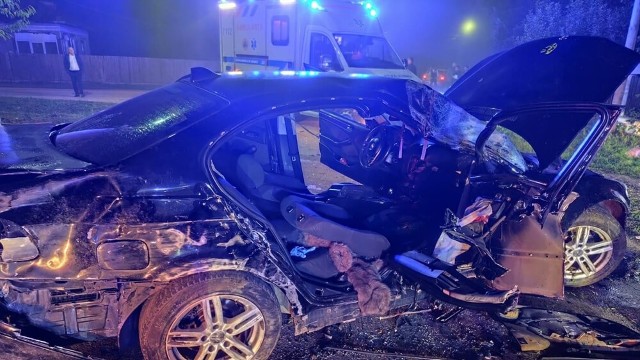 Trei tineri au fost răniți azi-noapte într-un accident produs în Dâmbovița. Două victime încarcerate. Un tânăr de 19 ani, fără permis, a intrat cu mașina într-un stâlp