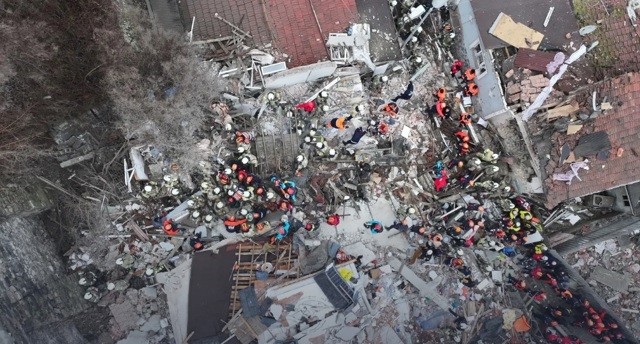 Două clădiri s-au prăbușit la Istanbul după o explozie puternică. Mai multe persoane prinse sub dărâmături