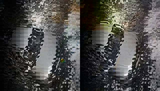 O mașină cu șase persoane s-a răsturnat pe un drum forestier, în Argeș