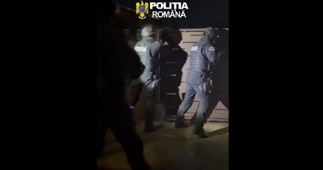 VIDEO 🎦 Percheziții la mai multe adrese din Lipănești, în urma unui scandal. Doi bărbați au fost luați de acasă de mascați
