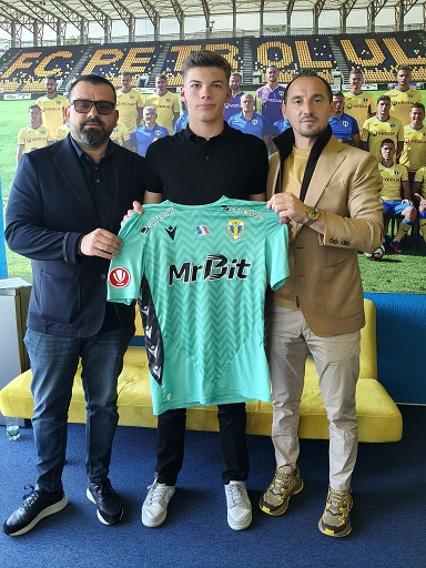 Pariu pentru viitor. Ștefan Rădulescu a semnat primul contract de jucător profesionist