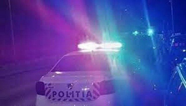 Un șofer beat a intrat cu mașina într-un copac pe DN72, la Stoenești