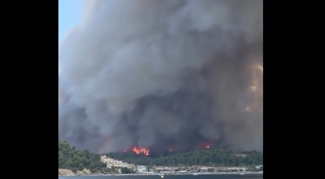 VIDEO 🎦 Grecia. Incendiu puternic în peninsula Kassandra - regiunea Halkidiki. Se fac evacuări, autoritățile pun la dispoziție locuri de cazare