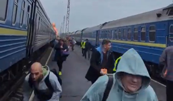 O dronă rusească a lovit un tren de călători în Ucraina, la doar doi kilometri de granița cu Polonia