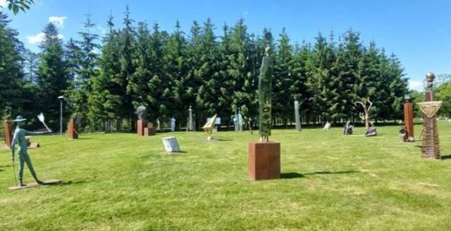 Expoziția “A fi sau a nu fi” de Alfred Dumitriu, vernisată în Parcul Domnesc al Primăriei Brebu