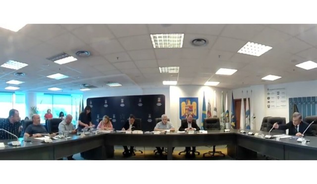 VIDEO 🎦 Consiliul Local Ploiești a alocat încă 100.000 lei pentru Artown, după noi dezbateri aprinse privind vospirea figurinei „Domnul Goe” în culorile curcubeului