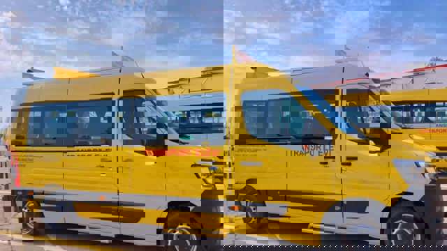 Accident între un microbuz școlar și un autoturism. 15 elevi, printre victime