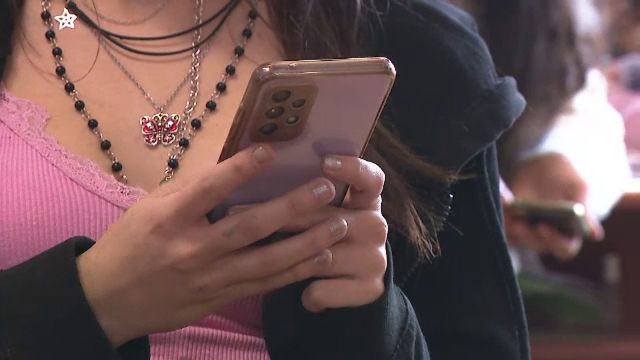Indonezia a blocat oficial rețelele sociale pentru minorii sub 16 ani