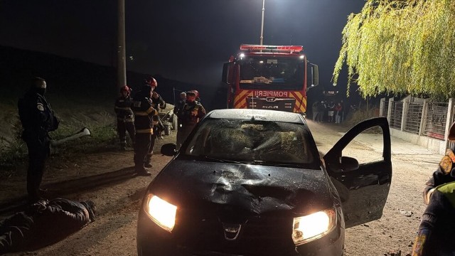 Pompieri atacați cu pietre, în timpul intervenției la un incendiu în Ștefănești. Un salvator a fost rănit. Raed Arafat: „O anchetă este în desfășurare”