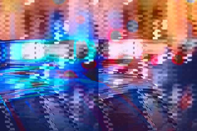 Agenți de poliție trasportați la spital după ce autospeciala lor a fost lovită de un alt autoturism. Autorul accidentului a fugit