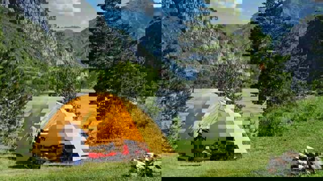 Turist german găsit mort într-un cort într-o zonă izolată de munte din Alba