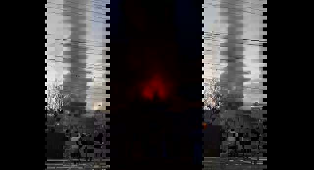 Incendiu puternic la o locuință din Slănic. Trei persoane au nevoie de îngrijiri medicale