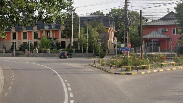 A început amenajarea unui giratoriu în intersecția din fața Primăriei Brazi