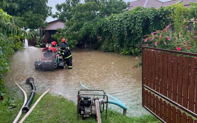Cod roșu și cod portocaliu de inundații, în următoarele ore, în centrul și estul țării