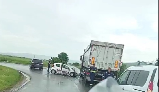 UPDATE. Accident cu autoturism și camion, vineri, la intrare în Bălțești