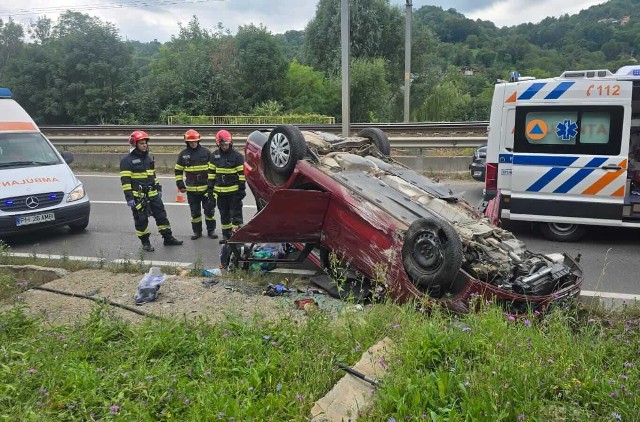 UPDATE. Patru persoane rănite după ce un autoturism s-a răsturnat pe DN 1, la Comarnic