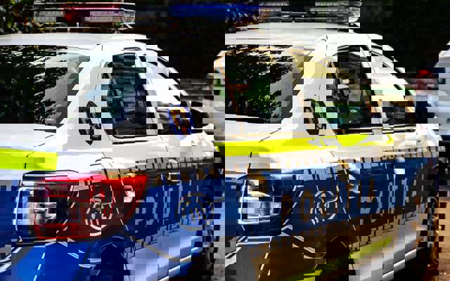 Un șofer sub influența drogurilor a lovit intenţionat cu maşina un poliţist, după ce a fost prins vânzând canabis