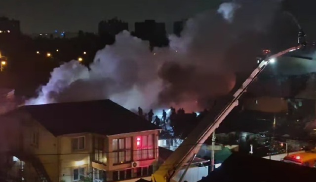 VIDEO 🎦 Un incendiu a cuprins mai multe locuințe, în Sectorul 5 al Capitalei. A fost emis mesaj RO-ALERT