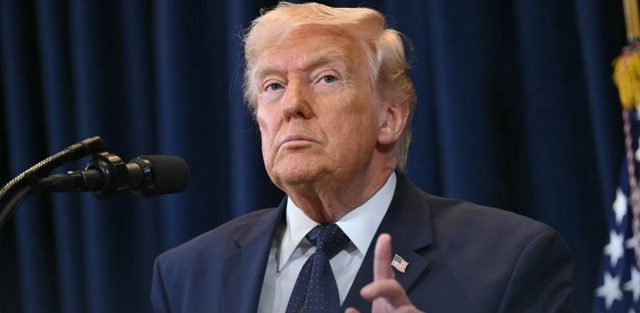 Donald Trump menține blocada Strâmtorii Ormuz, după ce Iranul a anunțat că circulația navelor este permisă