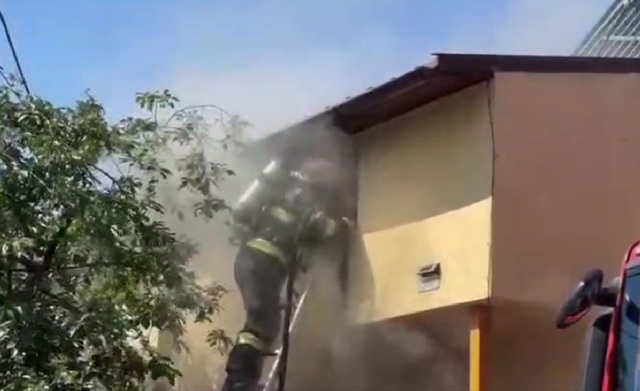 VIDEO 🎦 Incendiu în Ploiești, marți dimineață. Acoperișul unei locuințe a luat foc din cauza unui scurtcircuit 
