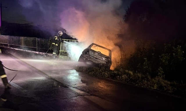 FOTO 📸 O mașină a lovit un cap de pod, la Gura Ocniței, și a luat foc, cu șoferul în interior 