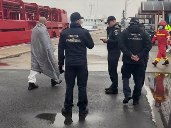 Cei nouă marinari salvați de pe nava Khoryv au ajuns la țărm