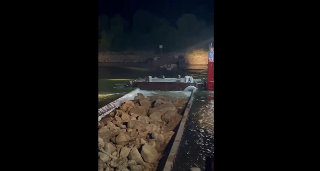 VIDEO 🎦 Apele Române: Două barje au fost scufundate vineri, următoarele două - sâmbătă. Debitul Dunării ar urma să crească ușor de săptămâna viitoare