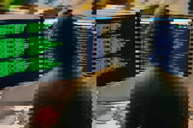 Hackerii ruși au spart zeci de mailuri ale armatei române