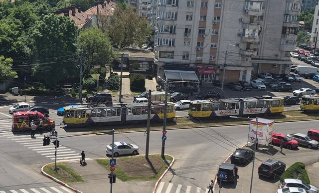 PLOIEȘTI. Intervenție de urgență în intersecția de la fostul BCR, după ce unui bărbat i s-a făcut rău în tramvai. Circulația, temporar blocată