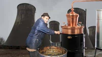 Nedrept! Un producător de ţuică din Poseşti are mai multe cazane funcţionale decât CET-ul de la Brazi