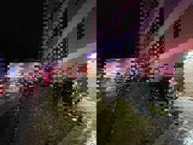 Un TIR a lovit două maşini parcate, un stâlp de curent și a intrat apoi în zidul unui imobil