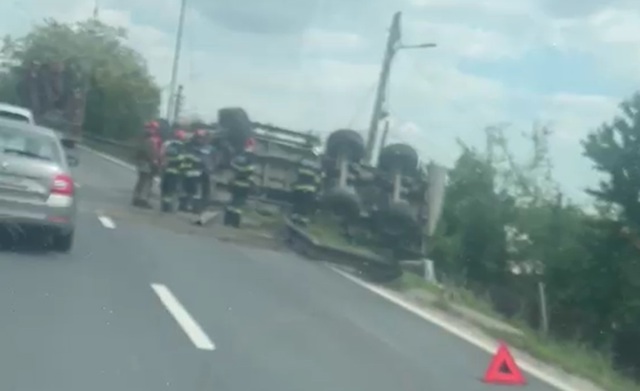 UPDATE. VIDEO 🎦 Camion răsturnat, pe DN1, în zona podului de la Bănești. Traficul spre Ploiești este îngreunat