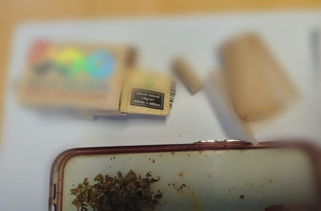 VIDEO 🎦 Substanță vegetală suspectă găsită de jandarmi, la Ploiești, asupra unui tânăr cu comportament neobișnuit