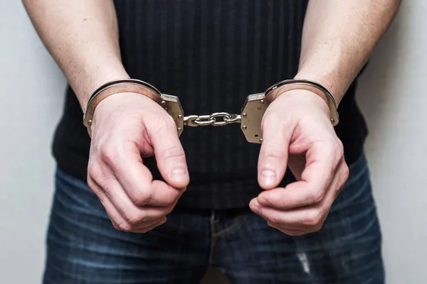 Bărbat reținut după ce a tras cu un pistol cu bile în părinții unor copii care se jucau cu mingea pe stradă