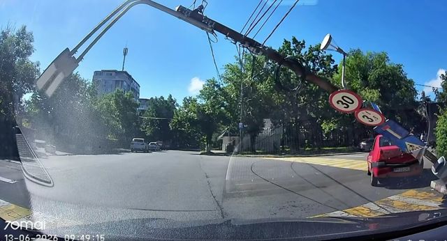 VIDEO 🎦 Doi stâlpi căzuți în decurs de două zile, în zona de nord a Ploieștiului. Unul dintre ei, filmat din mașina pe care era să se prăbușească