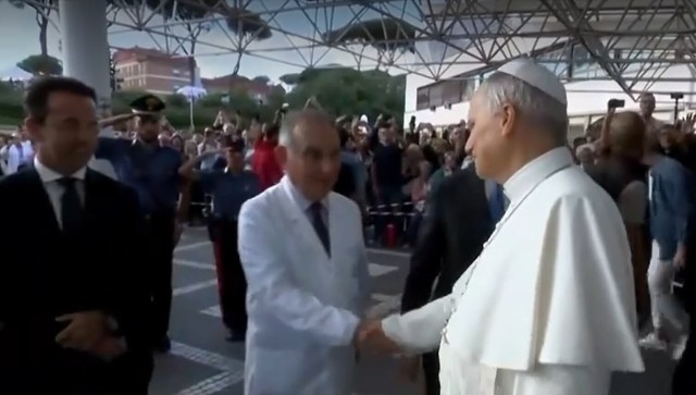 Papa Leon a fost externat după operația la plămân