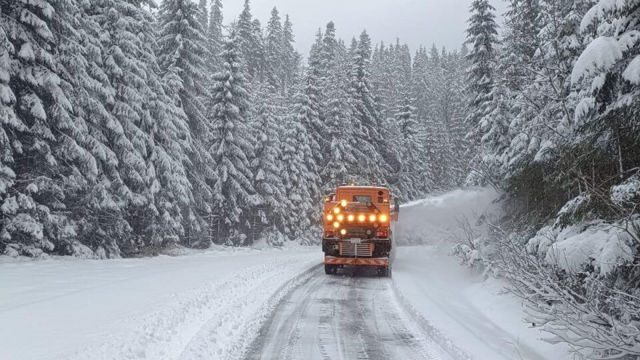 Sinaia. Circulație în condiții de iarnă pe Drumul Județean 713