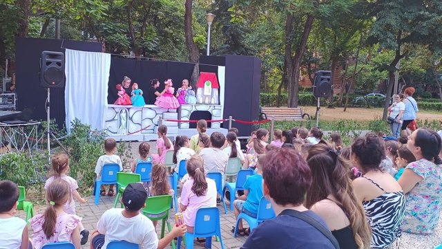„DUPĂ BLOCURI - TEATRU ÎN CARTIERE”. Proiectul estival al Teatrului „Toma Caragiu” va fi reluat pe 12 iunie. Vezi programul spectacolelor