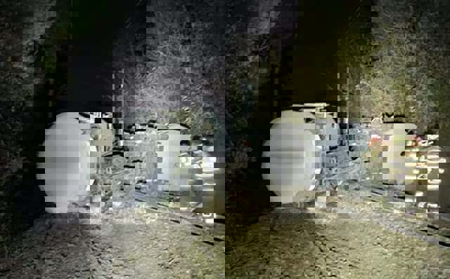 Mai multe vagoane ale unui marfar care transporta benzină au deraiat marți seară. Trafic feroviar și rutier blocat, la locul accidentului